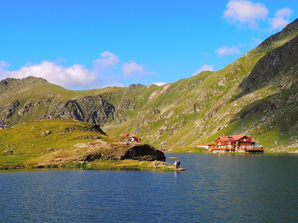 Lacul glaciar Bâlea și cabana de pe malul lui, în Munții Făgăraș, la 2.034 de metri altitudine