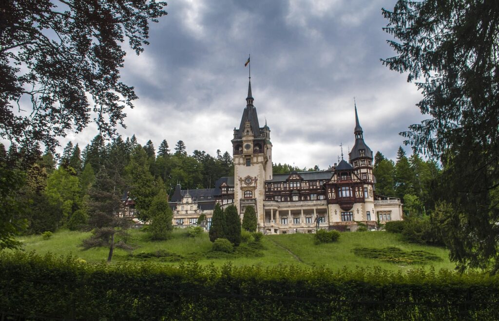 Castelul Peleș din Sinaia, cu turnul său cu ceas și fațada neorenascentistă, înconjurat de pădure