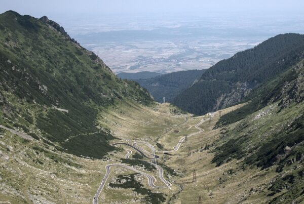 Serpentinele Transfăgărășanului coborând prin valea glaciară a Munților Făgăraș, spre câmpia Țării Făgărașului
