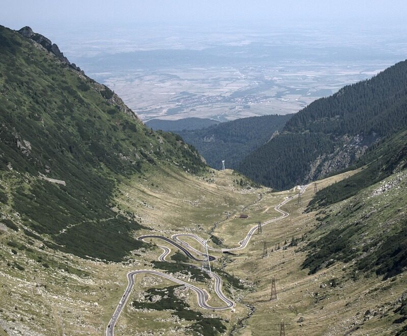 Serpentinele Transfăgărășanului coborând prin valea glaciară a Munților Făgăraș, spre câmpia Țării Făgărașului